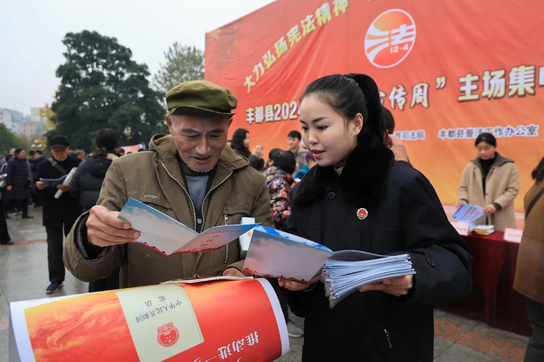 宪法集中宣传，公园门口热闹非凡